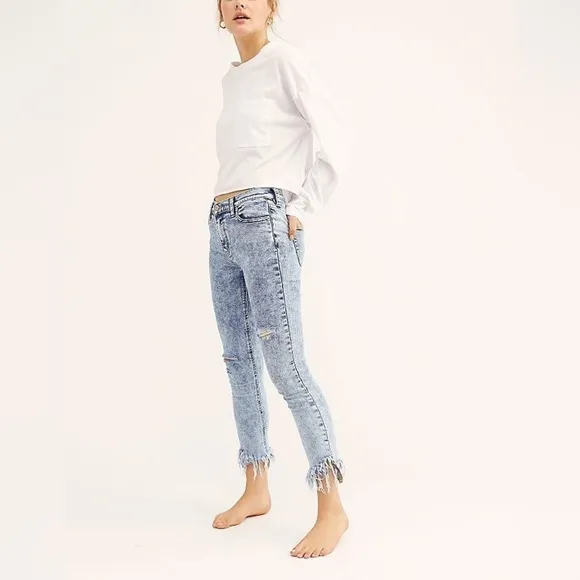 FREE PEOPLE  Great Heights Acid Wash Frayed Hem High Rise Crop Jeans Size 27