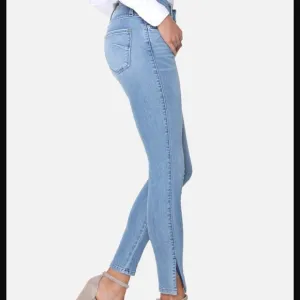 JAMES JEANS skinny ankle jeans