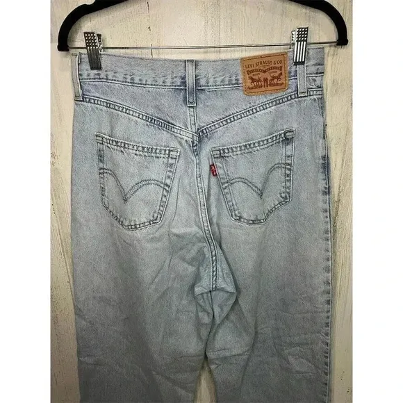 Levi's Women's High Waisted Straight Jeans Size 28 Light Wash Blue