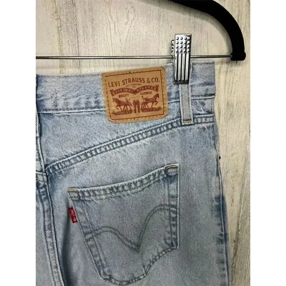 Levi's Women's High Waisted Straight Jeans Size 28 Light Wash Blue