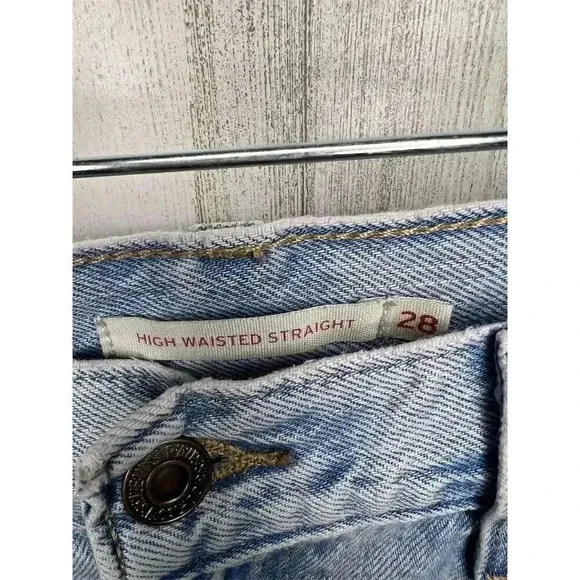 Levi's Women's High Waisted Straight Jeans Size 28 Light Wash Blue