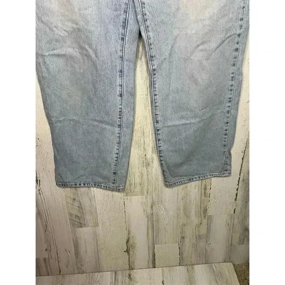 Levi's Women's High Waisted Straight Jeans Size 28 Light Wash Blue